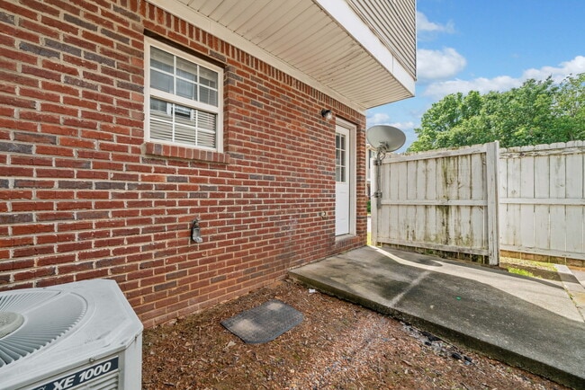 Building Photo - 20 Point Pl Dr