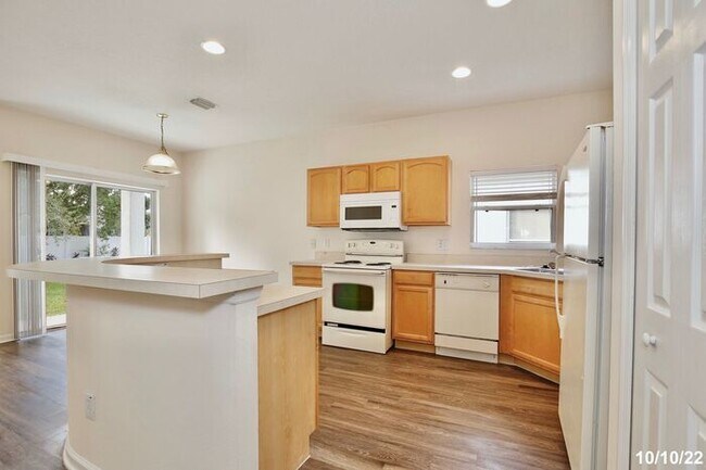 Building Photo - Amazing 3/2 Spacious Home with a Bonus Roo...