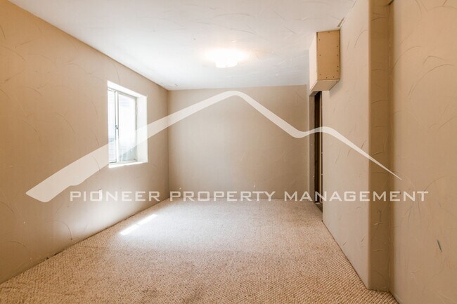 Building Photo - Cozy Home with Two Car Garage and Fenced Back Yard
