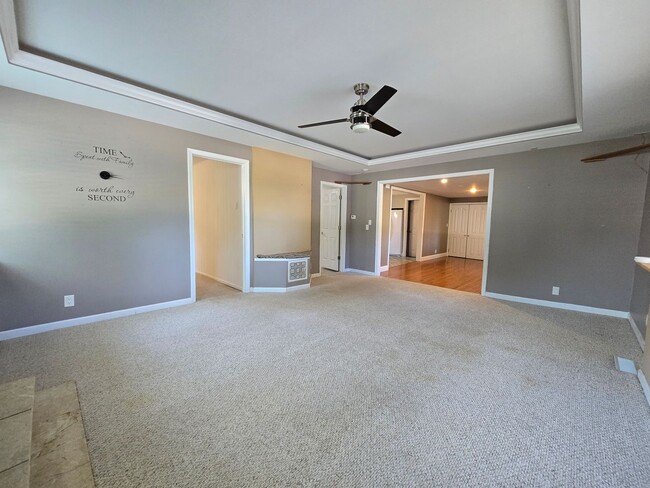 Building Photo - Cute 2 Bedroom Home with Country Feel