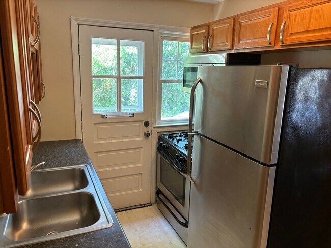 Building Photo - 2 Bedroom 1 bath Great location Euclid ave...