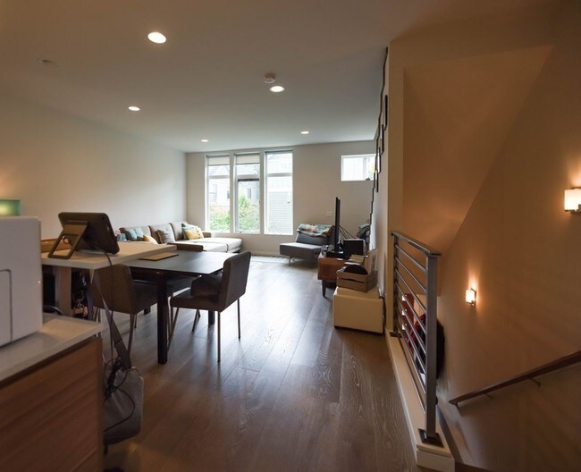 Building Photo - Fantastic 3 Bedroom Townhome w/Attached Garage and A/C in Seattle!!