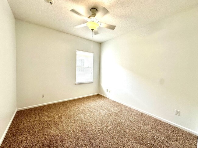 Building Photo - Beautiful 4/3, Amenities Galore! Located i...
