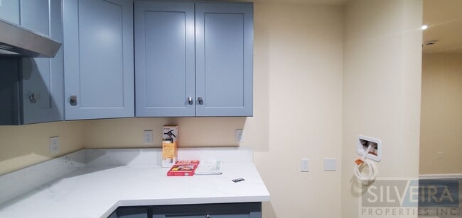 Building Photo - Private 2 Bedroom Unit