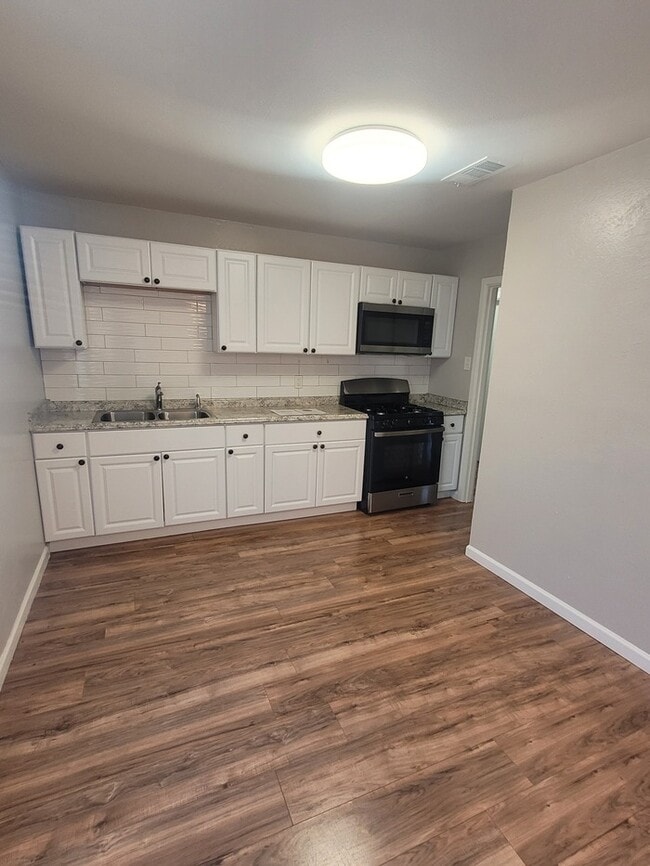 Building Photo - 3 bed 1 bath with 1 car garage!