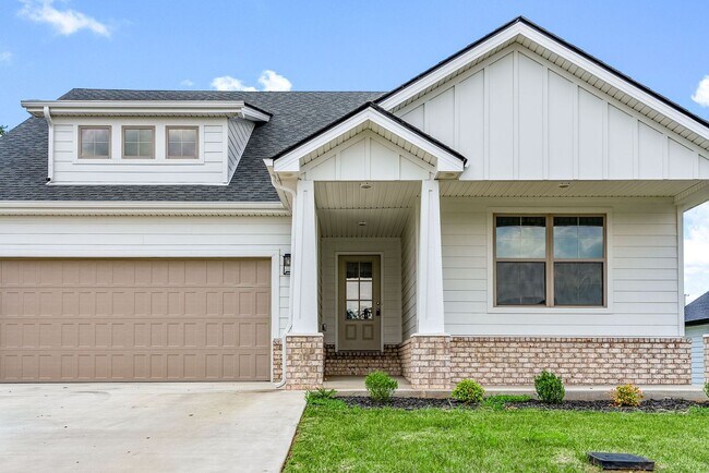 Building Photo - Modern Ranch Rental Near Rossview!