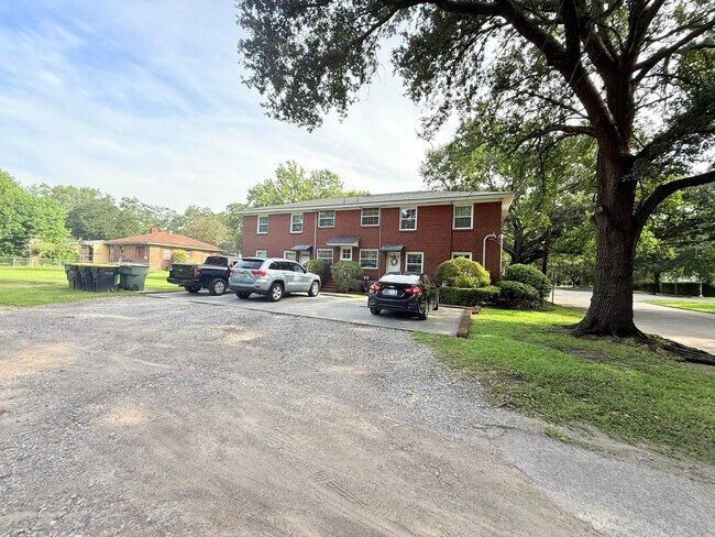 Building Photo - Charming Upstairs Ardsley Park Apartment!