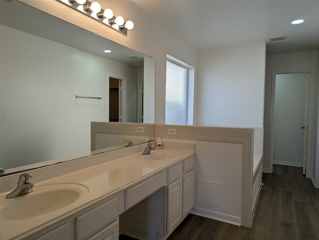 Building Photo - 5618 Savannah Woods Ln