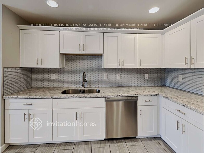 Building Photo - 422 E Papago Dr