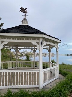 Gazebo on beautiful Lake Como, just steps away from cottage - 5 Ripley Ln