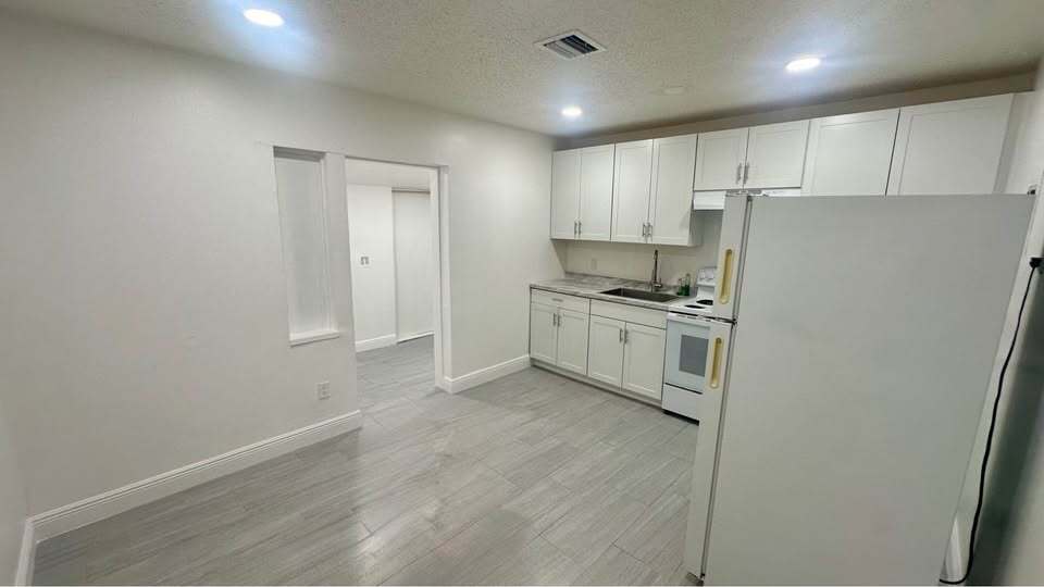 Building Photo - 3373 Hi St