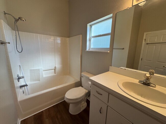 Building Photo - LakeFront Home in Haines City. Lawncare  Included