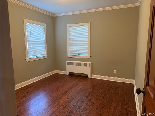Building Photo - 60 Oaktree Ln