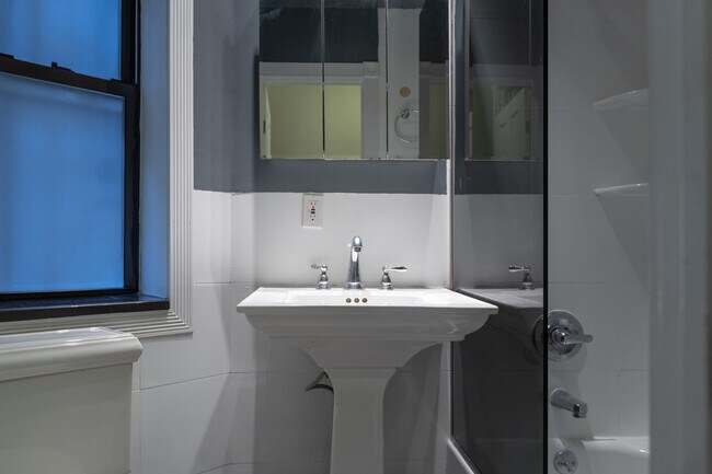 Building Photo - 689 10th Ave