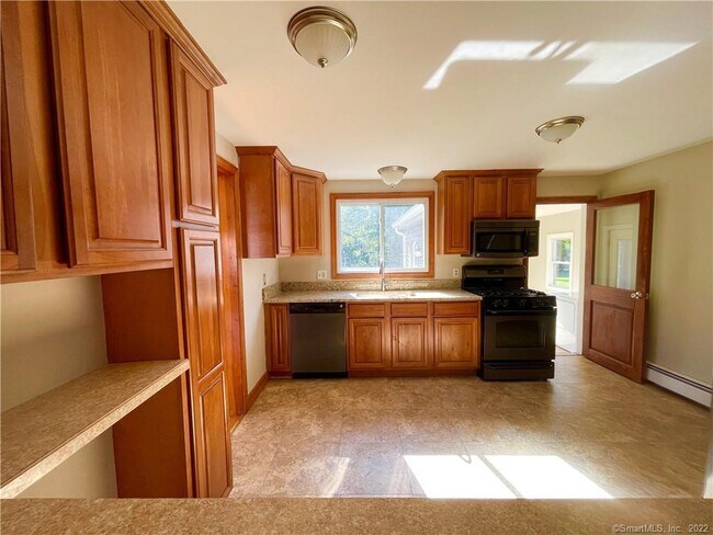 Building Photo - 341 Center Rd