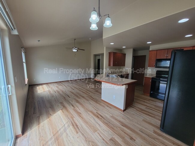Building Photo - 1653 Larkspur Dr