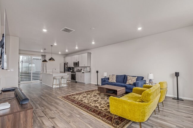 Building Photo - Immaculate, Well-Maintained 3 bed/3.5 Bath...