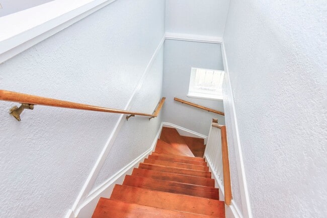 Building Photo - 4 Bed / 2 Bath Daly City Home With Stunnin...