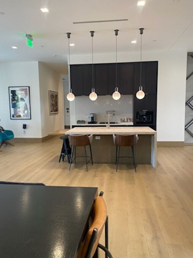 Building Photo - High Rise Condo Living at Its Best!!!!