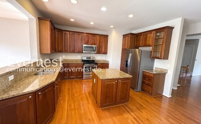 Building Photo - 3 Bed/3 Bath Townhome with Garage / Pet-Friendly / Available Soon!