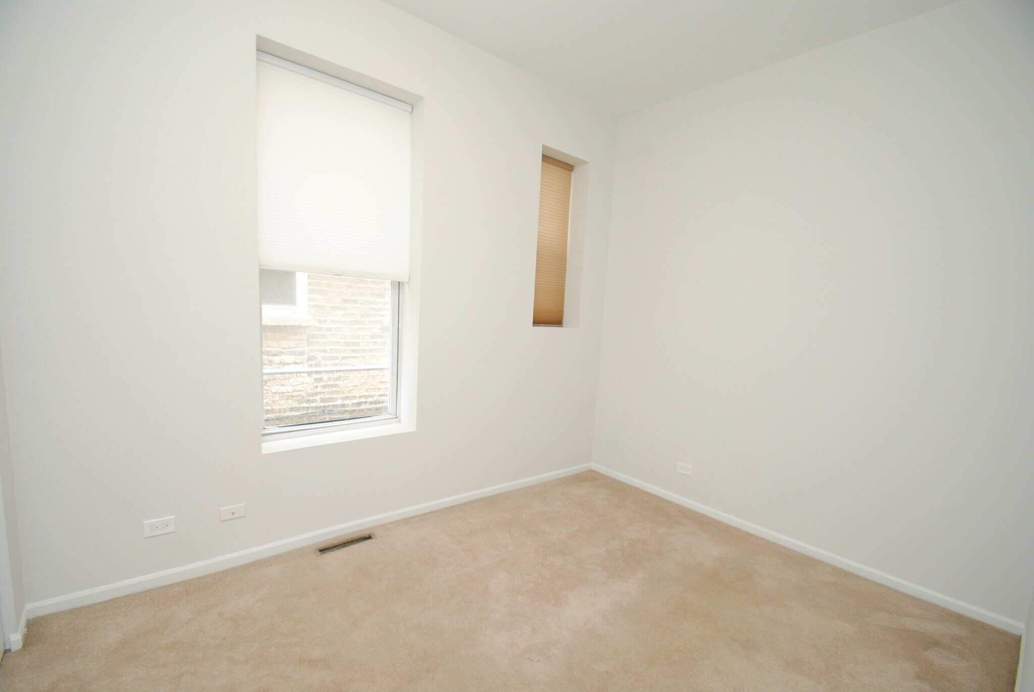 Building Photo - 711 N Hoyne Ave