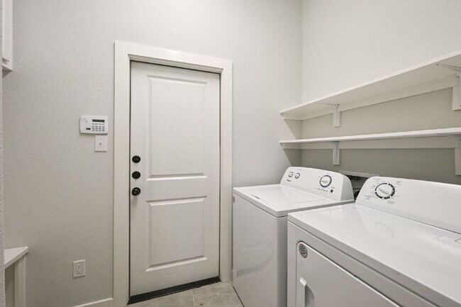Building Photo - Immediate Move in 3 Bedroom, 2 Bathroom Home with 2 Car Garage