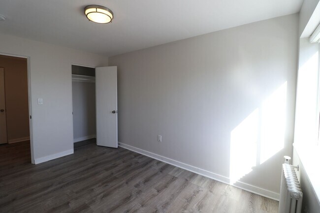 Building Photo - Gorgeous 3 Bedroom Queen Anne Apartment wi...