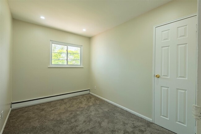 Building Photo - 2515 S Seamans Neck Rd
