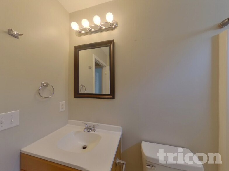 Building Photo - 633 Thornbird Cir