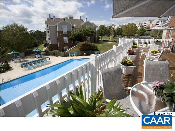 Building Photo - 200 Lake Club Ct