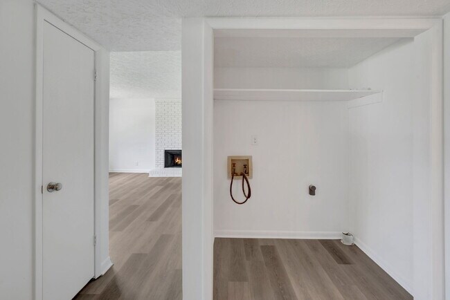 Building Photo - Furnished, remodeled 2BR near Nashville hospitals, all utilities and WiFi included, updated kitch...