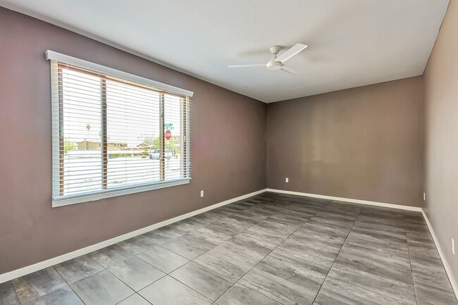 Building Photo - Large 6 Bedroom near Broadway & Rural!  POOL WITH SWIM UP BAR!