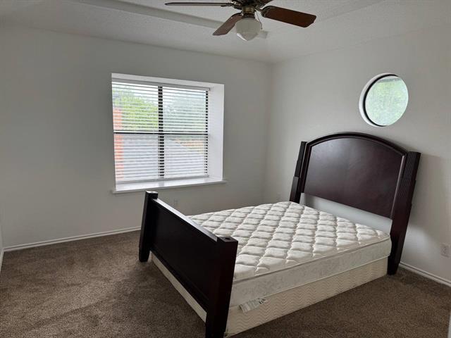 Building Photo - 703 Red Oak Dr