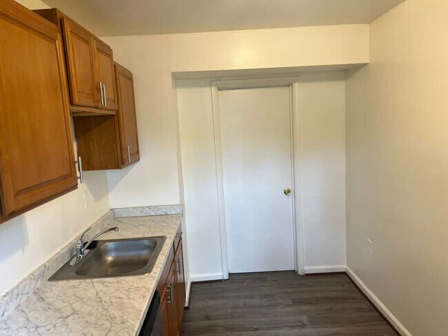 Building Photo - 8202 Tomlinson Ct