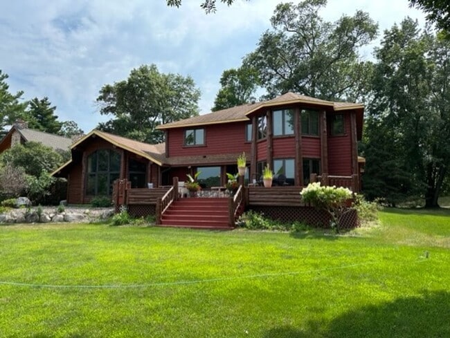 Building Photo - 4 Bedrooms, 3 Bathrooms Fully Furnished La...