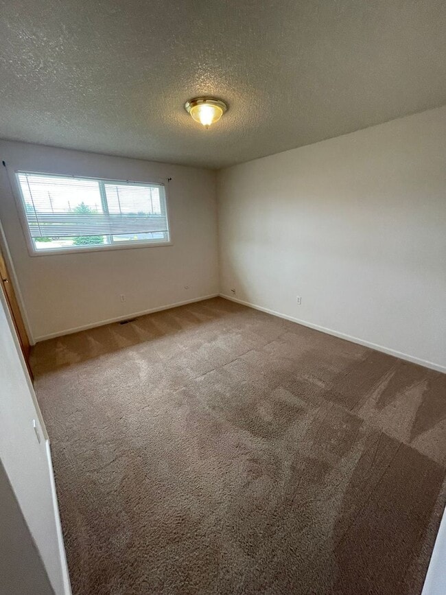 Building Photo - Great Pet Friendly Two Bedroom Duplex in Lebanon!