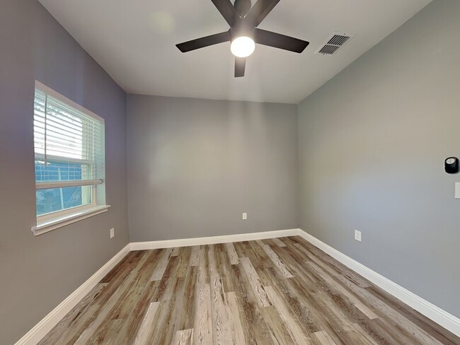 Building Photo - 633 Helena Ave