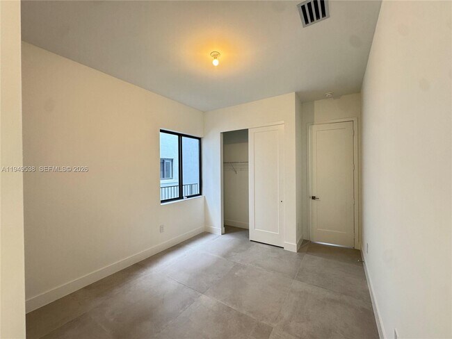 Building Photo - 19670 NE 14th Ct