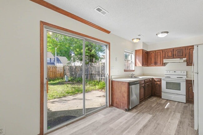 Building Photo - Updated 2BR Home Near Transit with Private Fenced Yard in Newport News