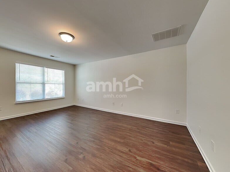 Building Photo - 2718 Quail Oaks Dr