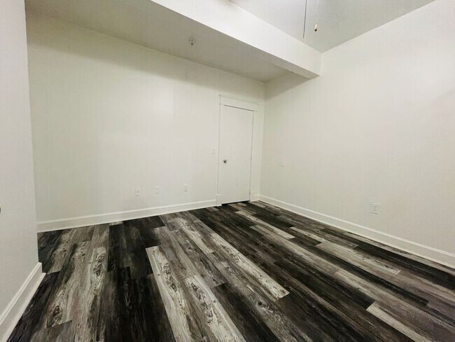 Building Photo - 517 W Maple Ave