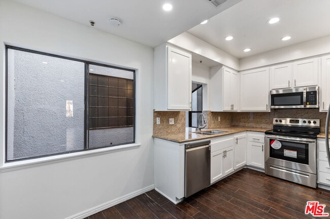 Building Photo - 310 Tahiti Way