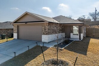 Building Photo - Must See!!! Stunning 4 Bed/2.5 Bath Home -...