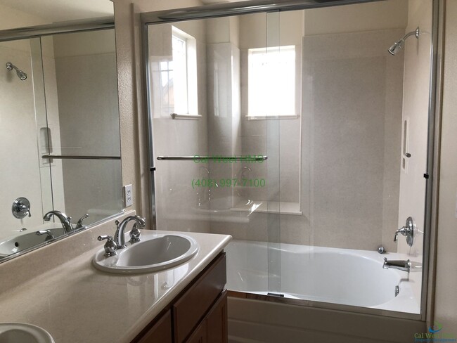 Building Photo - $4495 - Beautifully upgraded Tri-Level 3/3...