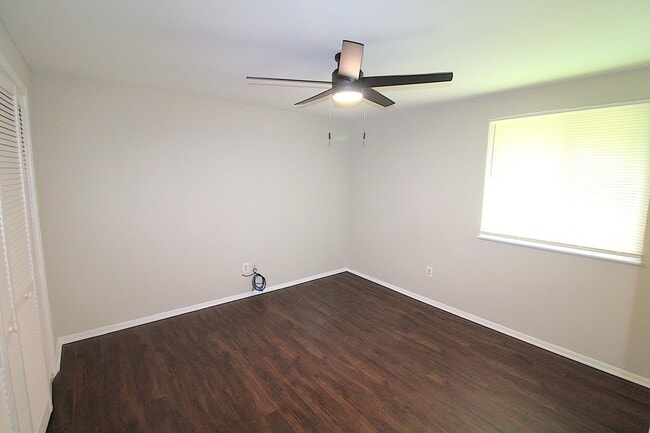 Building Photo - Charming 2 Bedroom, 1 Bath Home on Quiet C...