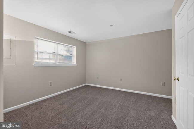 Building Photo - 2434 Sandwich Ct