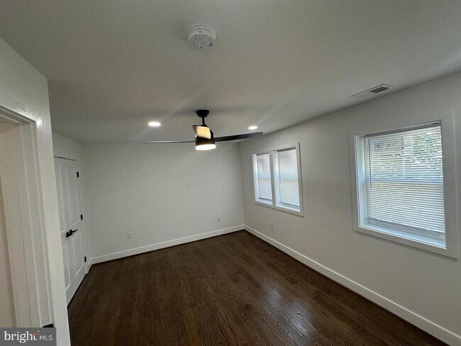 Building Photo - 744 E Cold Spring Ln