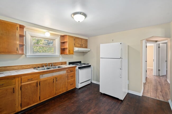 Building Photo - SCORE 50% OFF 1ST MONTH'S RENT IF SIGNED BY DEC 12! Cozy 3 Bedroom home in McKees Rocks available...