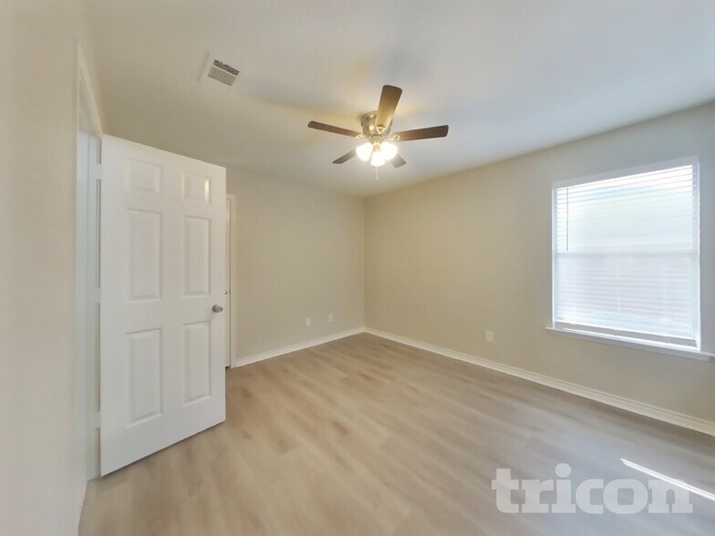 Building Photo - 6129 Tilapia Dr