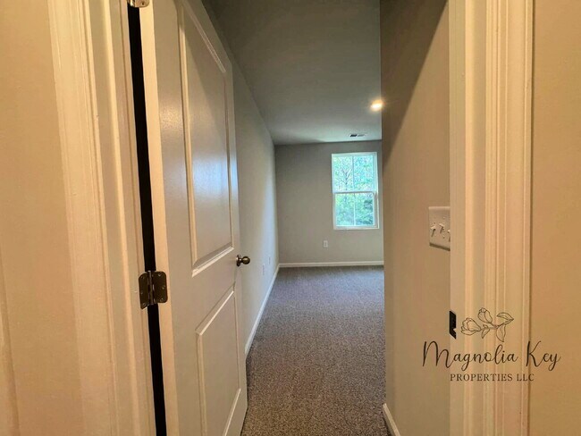 Building Photo - New 3 bed 2.5 bath Townhouse in Forestbrook
